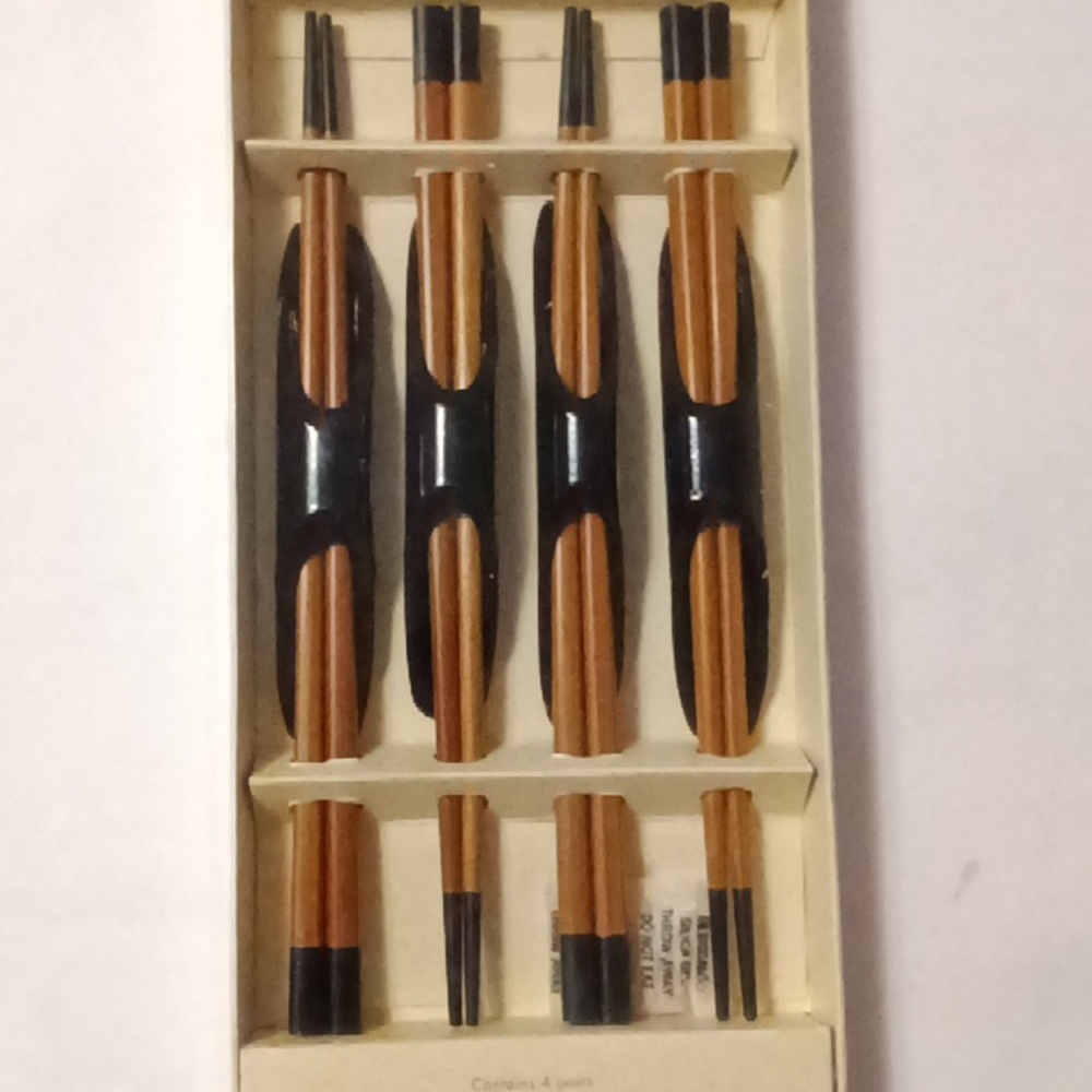4 Chopsticks with 4 Chopstick Holders.